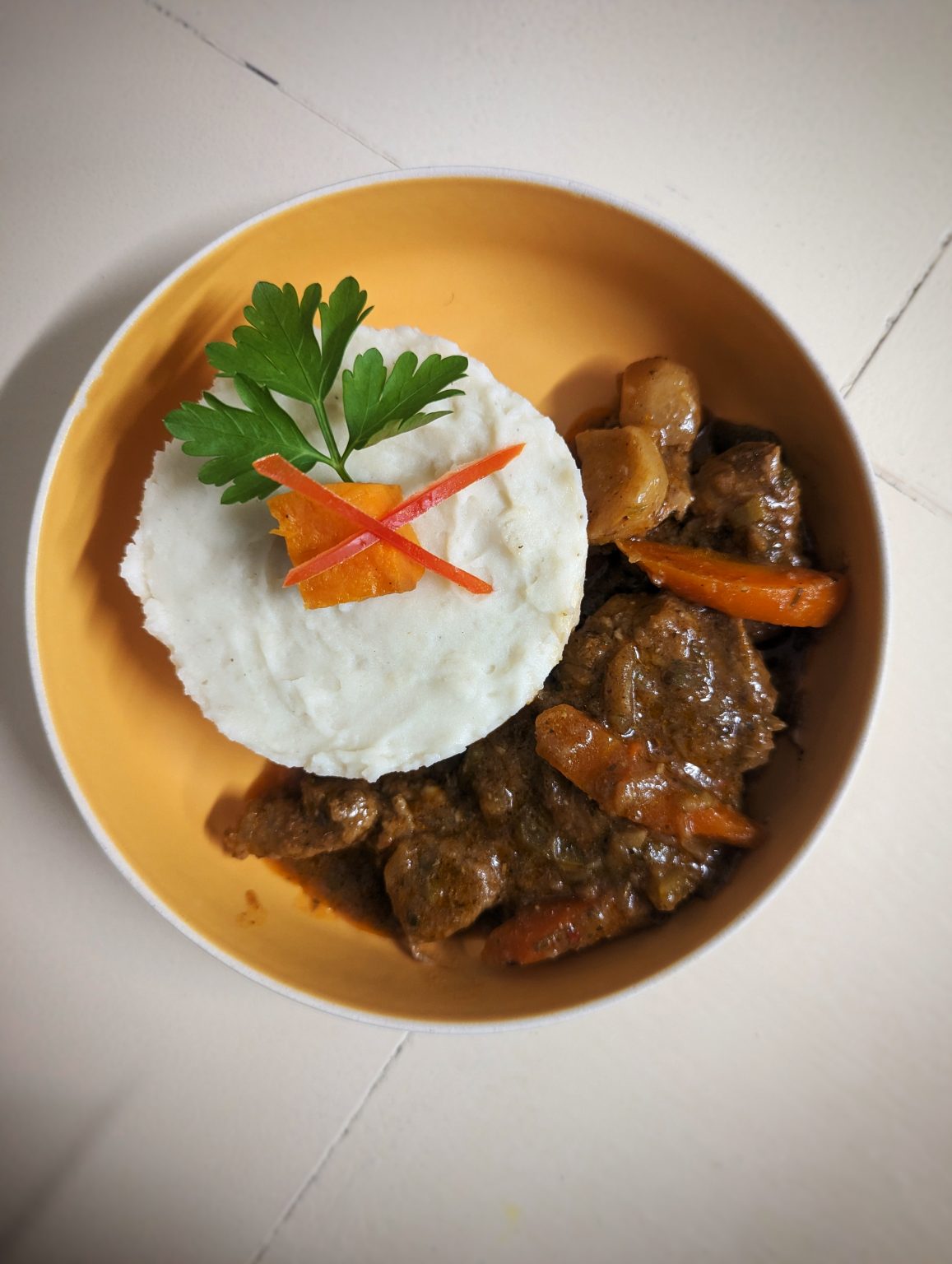 purée d'igname et ragout de porc à la touf pwélé